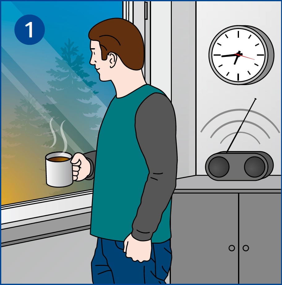 Ein Mann steht früh morgens mit einer dampfenden Kaffeetasse vor dem Fenster und schaut nach draußen. Dies symbolisiert einen morgendlichen Verkehrs- und Wettercheck vor Abfahrt zur Arbeit. Link zur vergrößerten Darstellung des Bildes.