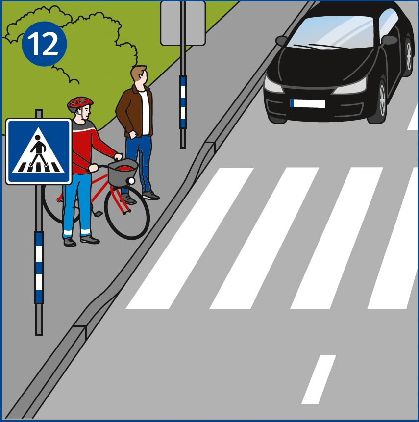 Zu sehen sind ein Radfahrer und ein Fußgänger vor einem Zebrastreifen. Beide schauen aufmerksam nach links und warten erst einmal ab, denn von dort kommt ein Pkw angefahren.  Link zur vergrößerten Darstellung des Bildes.
