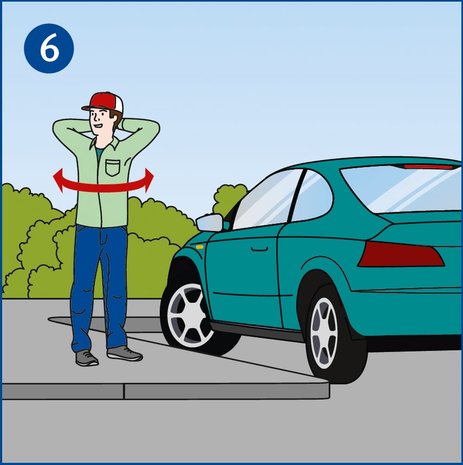 Der Fahrer eines Pkw steht neben dem Fahrzeug und macht eine Bewegungspause gegen Müdigkeit am Steuer. Dabei hat er die Hände hinter dem Kopf verschränkt und dreht den Oberkörper hin und her. Dies zeigt ein roter Pfeil an. Link zur vergrößerten Darstellung des Bildes.