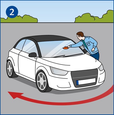 Ein Mann putzt die Windschutzscheibe seines Autos. Ein roter Pfeil, der um das Auto herumführt, zeigt, dass er ebenfalls schon einen Rundum-Check seines Fahrzeugs gemacht hat. Link zur vergrößerten Darstellung des Bildes.