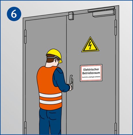 Ein Mitarbeiter steht vor einem elektrotechnischen Betriebsraum und schließt die Tür ab. Link zur vergrößerten Darstellung des Bildes.